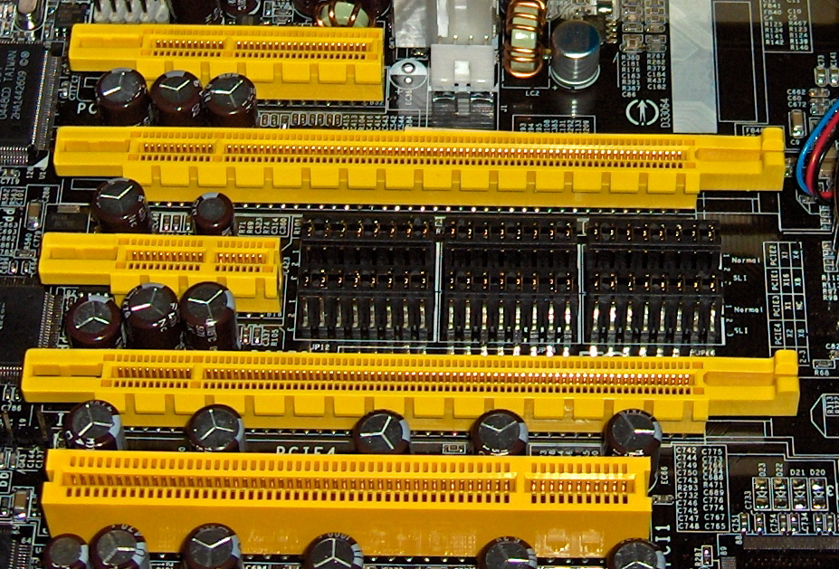 Motherboard slots: PCIe x4, x16, x1, x16 and an old white PCI slot