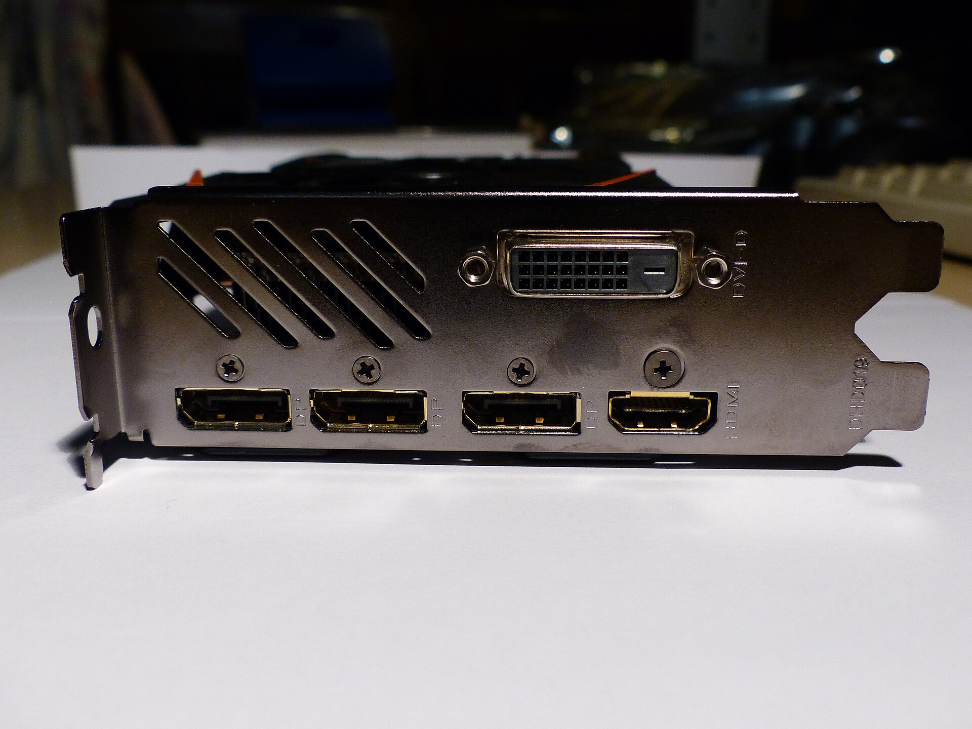End bracket of a graphics card seen from the side, with one DVI-D socket on top and three DisplayPort sockets and one HDMI socket along the bottom